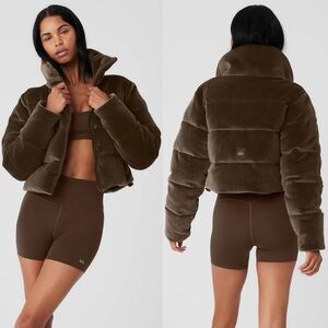 ALO Yoga Gold Rush Ribbed Velour
Cropped Puffer Jacket Macchiato Brown